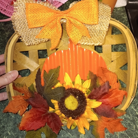 NEW FALL TOBACCO BASKET WITH PUMPKIN SUNFLOWER AND LEAVES WALL DECOR - Picture 5 of 7